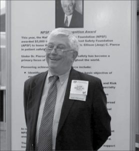 Ellison C. (“Jeep”) Pierce, Jr., MD, presidente-fundador da APSF, no estande da APSF anunciando o prêmio de pesquisa da APSF em sua honra.