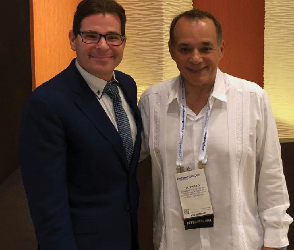 APSFニュースレターの編集長であるSteven Greenbergと、The Mexican Federation of Anesthesiologistsの安全責任者であるGerardo Prieto。