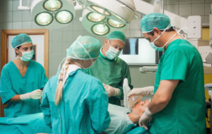 Administração de anestesia na sala de cirurgia