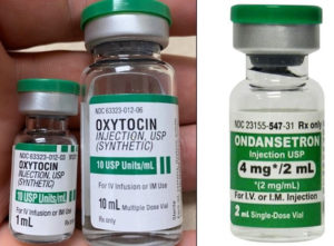 Figure 1 : (gauche) Flacons d’oxytocine dotés d’un capuchon vert qui ressemblent aux flacons d’ondansetron.<br />Figure 2 : (droite) Flacon d’ondansetron doté d’un capuchon vert qui ressemble aux flacons d’oxytocine.