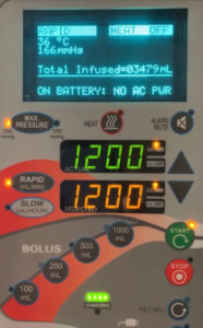 Figura 2: Pantalla del infusor rápido que muestra la alimentación a batería. En la parte inferior de la pantalla, se indica “ON BATTERY: NO AC PWR” (A BATERÍA: SIN ELECTRICIDAD). La esquina superior derecha de la pantalla muestra “HEAT OFF” (CALOR APAGADO), que parpadea continuamente.